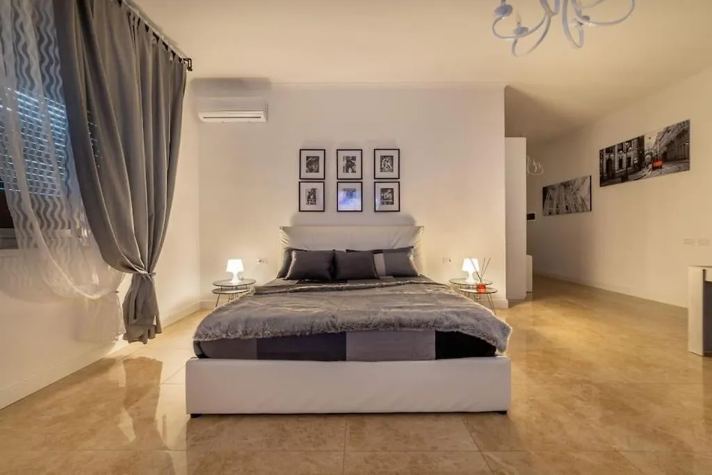 San Babila - Luxury Milanese Apartment-1